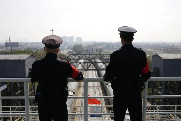 他在这条“隐形”的海上铁路，一待就是19年！