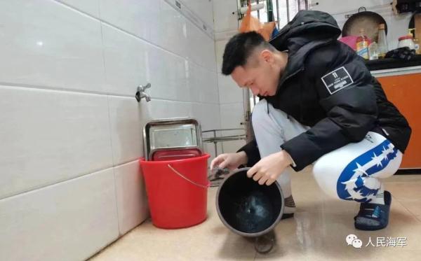 军校生过年回家有多闲不住？狗子都得跟着拉练5公里