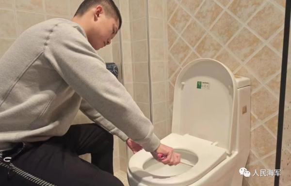 军校生过年回家有多闲不住？狗子都得跟着拉练5公里