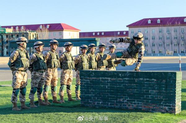 武警特战队员节后火热开练
