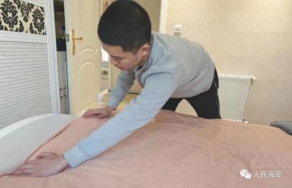 军校生过年回家有多闲不住？狗子都得跟着拉练5公里