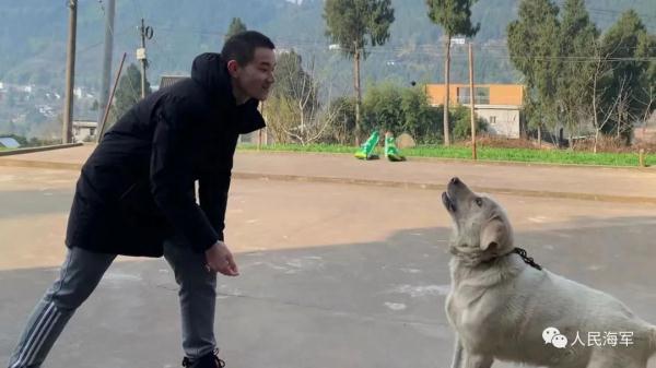 军校生过年回家有多闲不住？狗子都得跟着拉练5公里