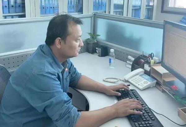 新疆大哥在三亚紧急施救落水女童:我代表的是塔里木油田公司 新疆大哥在三亚紧急施救落水女童:我代表的是塔里木油田公司