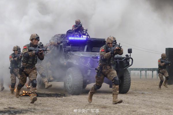 硬核！武警特战队员人车协同训练现场超燃
