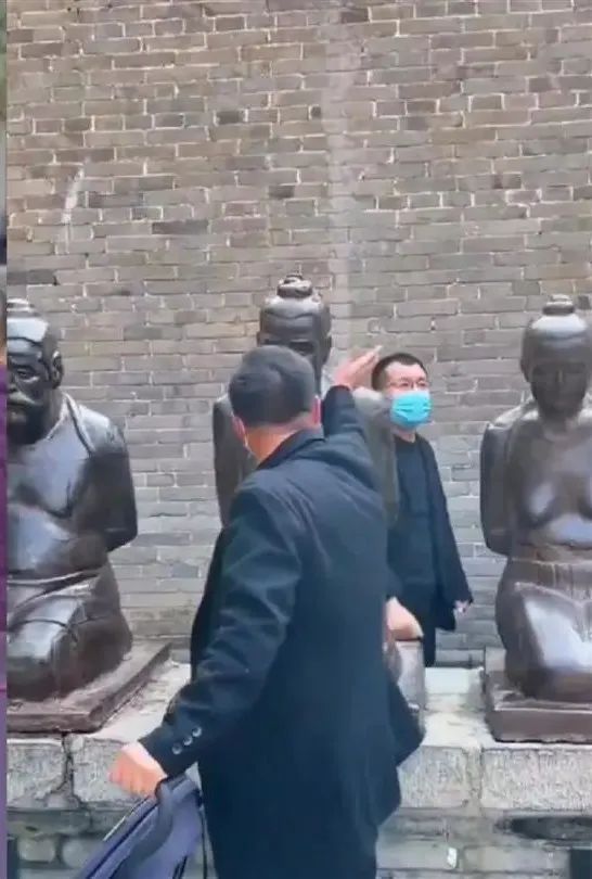 这么多人排长队只为打他！工作人员：不建议用鞋抽...