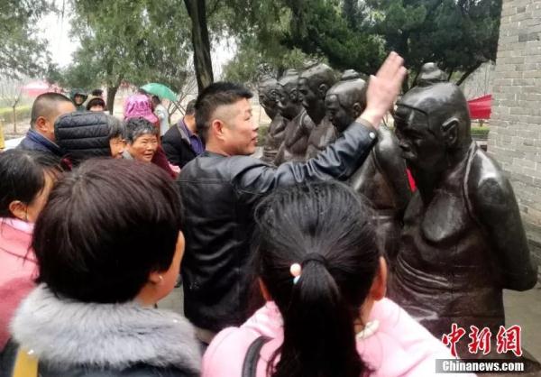 这么多人排长队只为打他！工作人员：不建议用鞋抽...