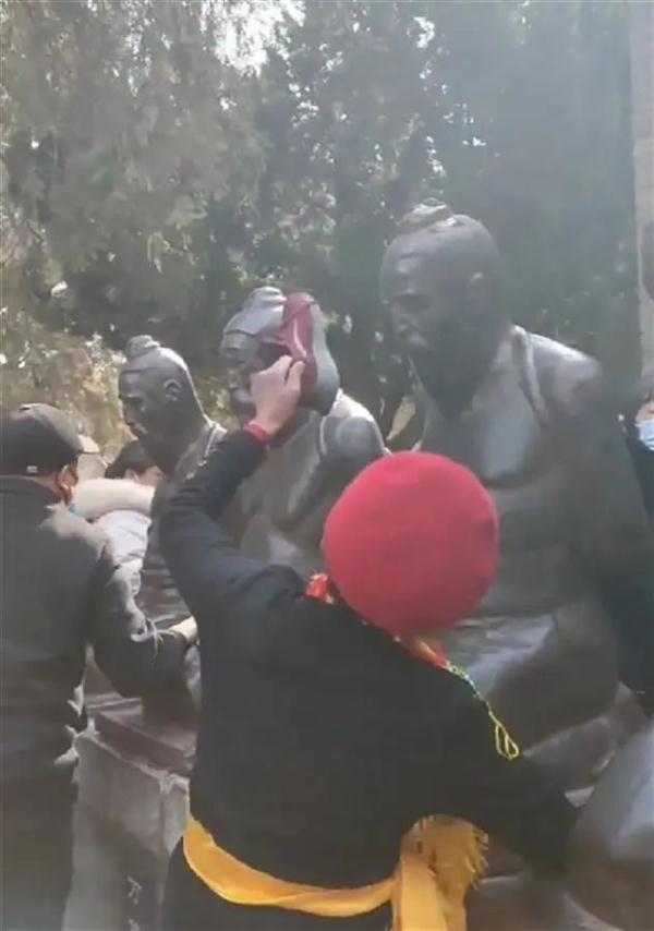 这么多人排长队只为打他！工作人员：不建议用鞋抽...