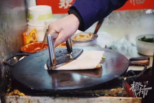 这么多人排长队只为打他！工作人员：不建议用鞋抽...