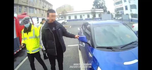 神速！叔叔开车肇事侄子顶包  交警不到两天破案