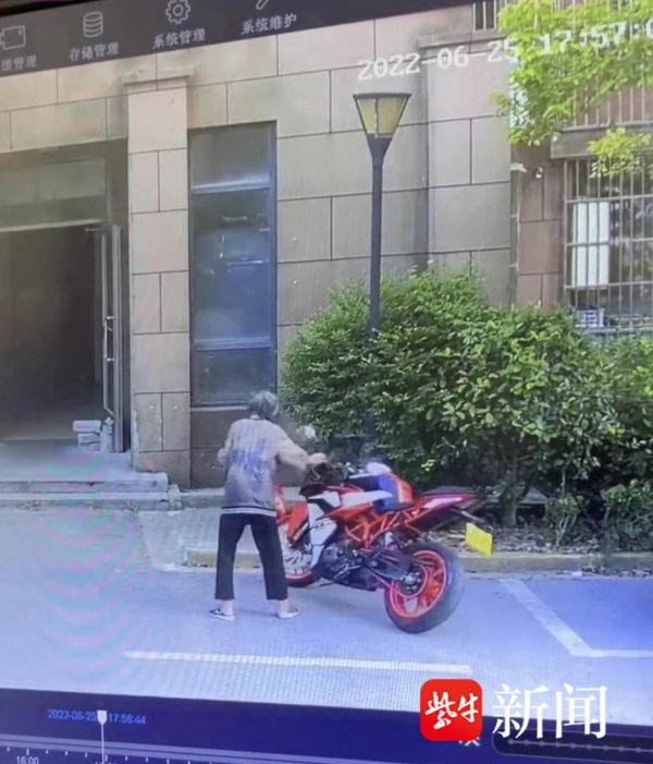 上海故意推倒摩托车的老人已去世，律师：不追究死者刑事责任，但可要求继承人承担其民事责任