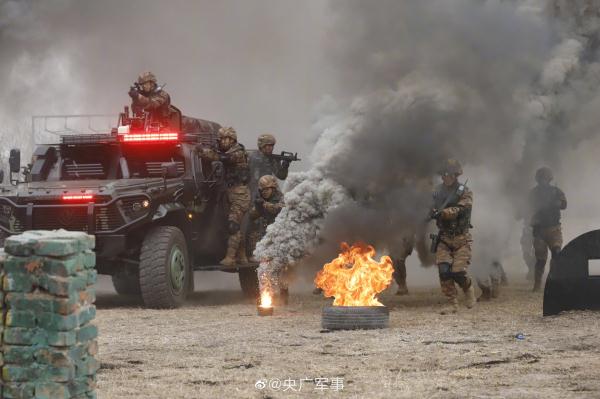 硬核！武警特战队员人车协同训练现场超燃