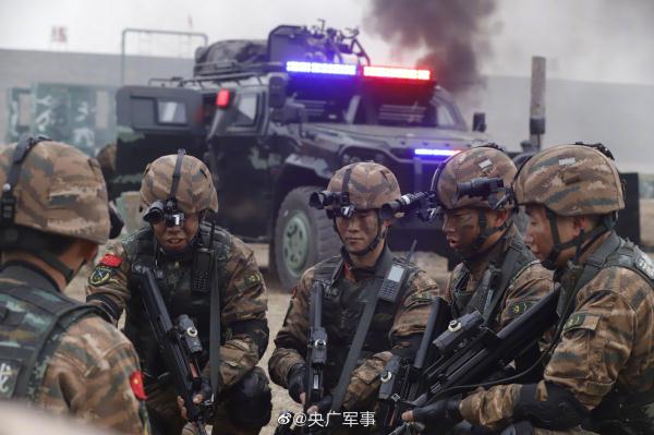 硬核！武警特战队员人车协同训练现场超燃