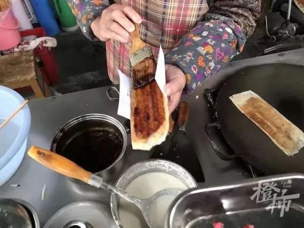 这么多人排长队只为打他！工作人员：不建议用鞋抽...