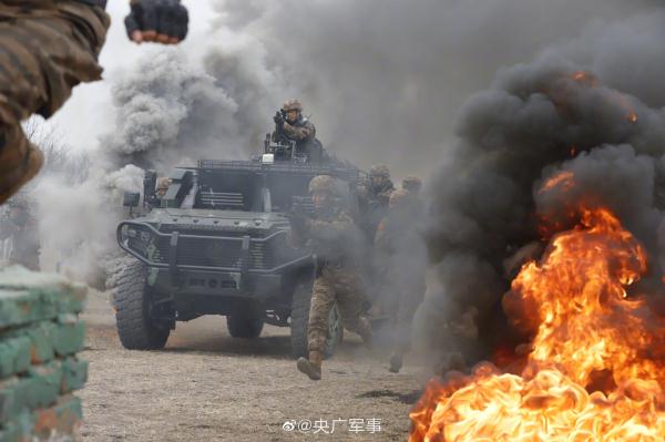 硬核！武警特战队员人车协同训练现场超燃