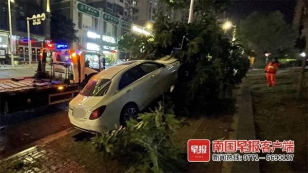 南宁一奔驰车失控冲上人行道，“挂”在树上！肇事司机涉嫌逃逸