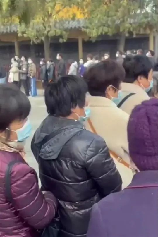 这么多人排长队只为打他！工作人员：不建议用鞋抽...