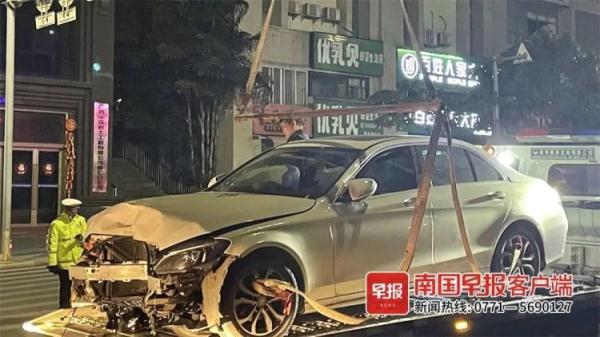 南宁一奔驰车失控冲上人行道，“挂”在树上！肇事司机涉嫌逃逸
