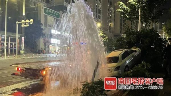 南宁一奔驰车失控冲上人行道，“挂”在树上！肇事司机涉嫌逃逸