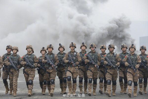 硬核！武警特战队员人车协同训练现场超燃