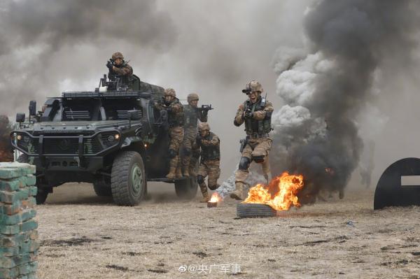 硬核！武警特战队员人车协同训练现场超燃
