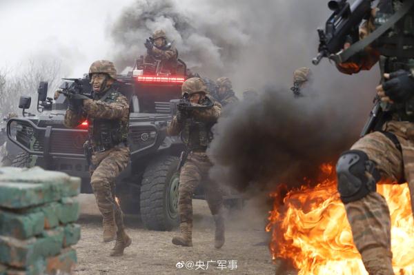 硬核！武警特战队员人车协同训练现场超燃