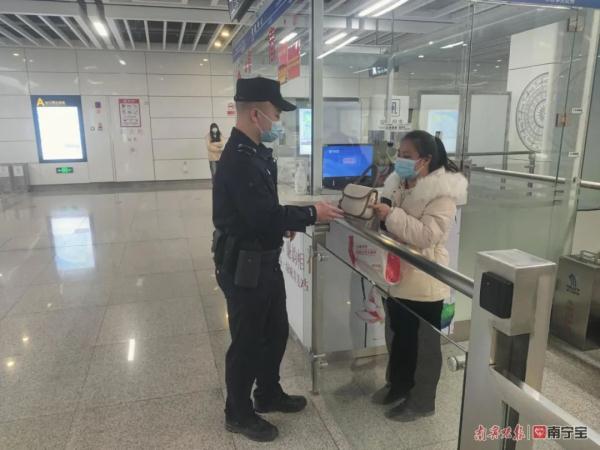 遗失一年积蓄，急得她满头大汗！幸好有他一小时帮忙找回