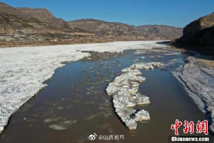 吉县：黄河壶口瀑布被冰封冻，场面蔚为壮观