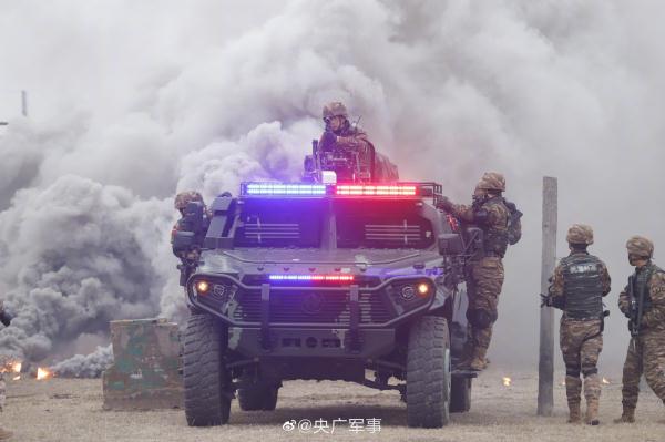 硬核！武警特战队员人车协同训练现场超燃