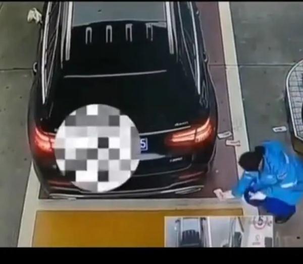 车主加油后把钱扔地上,员工含泪捡起,当事人发声 车主加油后把钱扔地上,员工含泪捡起,当事人发声