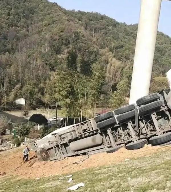 惊险!一对夫妻驾车时坠下近20米深山涧 惊险!一对夫妻驾车时坠下近20米深山涧