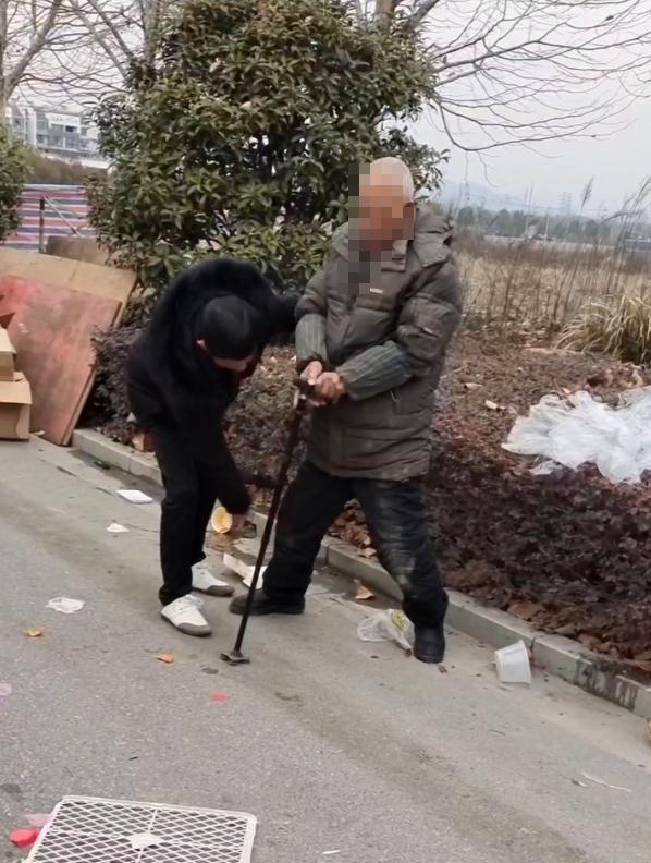 老人倒地扶不扶?男子搀扶前这样做,网友吵翻了... 老人倒地扶不扶?男子搀扶前这样做,网友吵翻了...