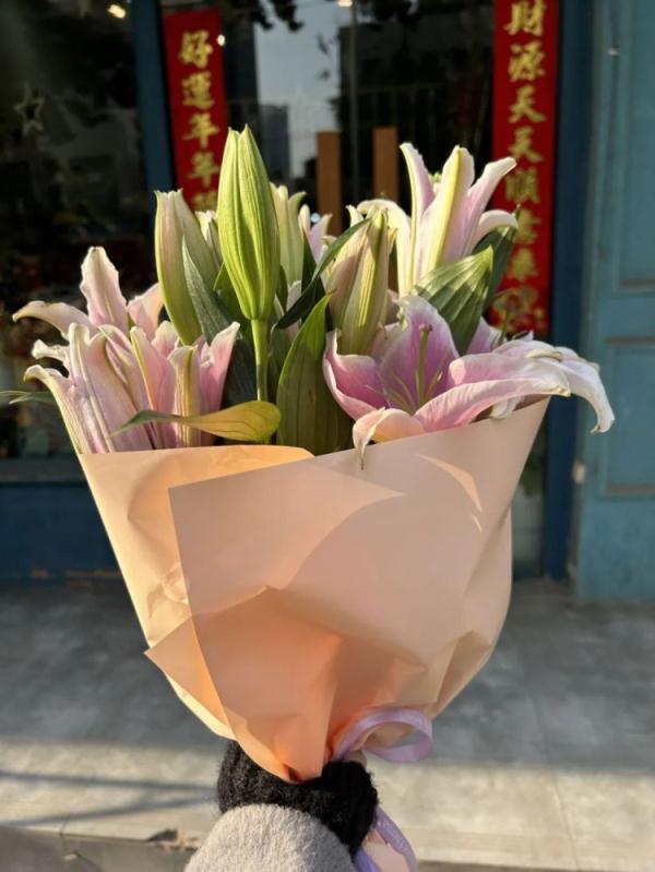 武汉一女子街头送花,只给陌生人 武汉一女子街头送花,只给陌生人