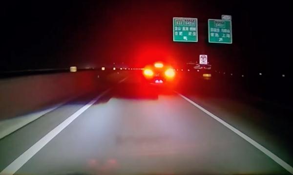 司机高速超车道停车看路牌，引发追尾！