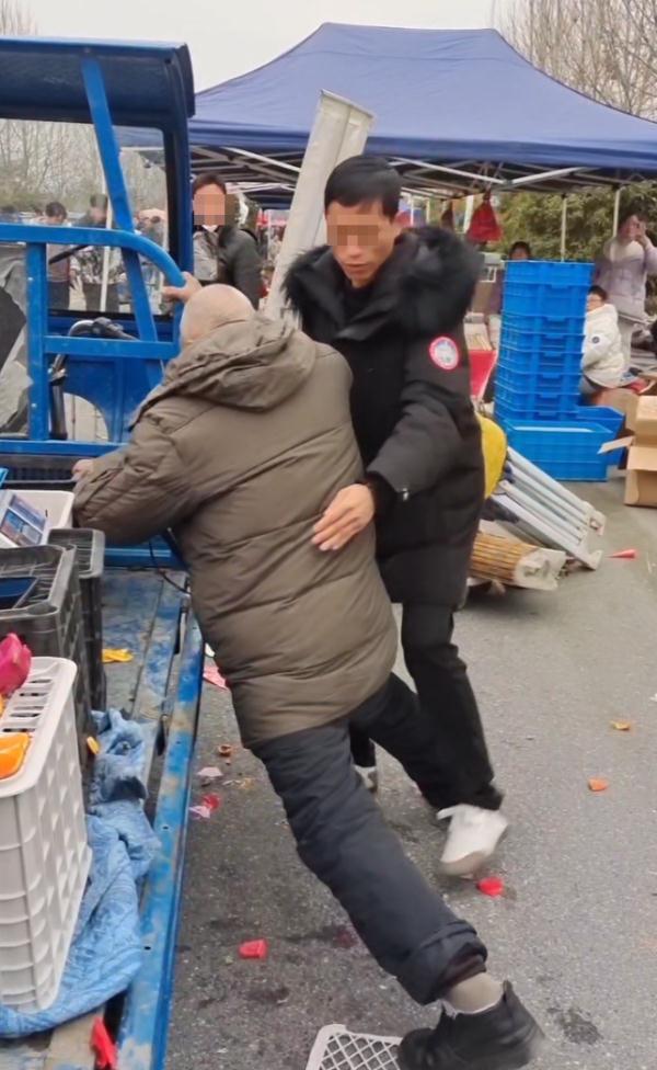 老人倒地扶不扶?男子搀扶前这样做,网友吵翻了... 老人倒地扶不扶?男子搀扶前这样做,网友吵翻了...