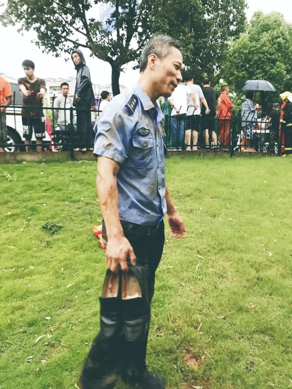 他的车里为啥常备着救生绳索？