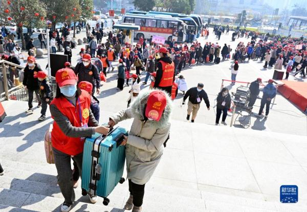 广西柳州开行首趟“点对点”送工服务专列
