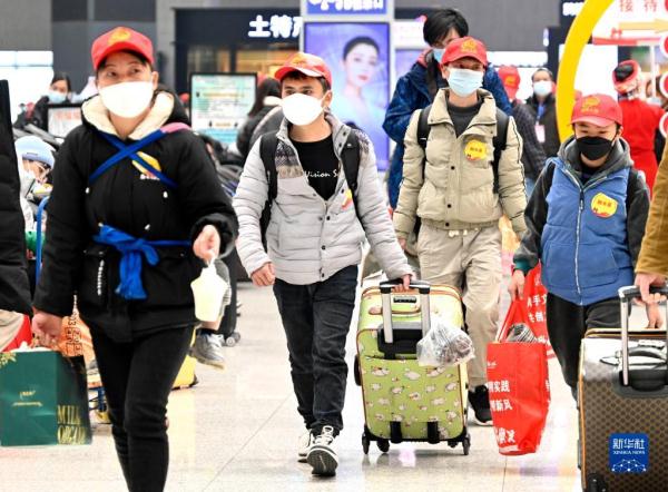 广西柳州开行首趟“点对点”送工服务专列