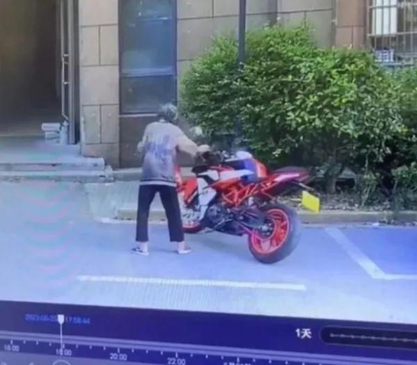 老人故意推倒摩托车，拒不赔偿后去世······车主被迫搬离小区