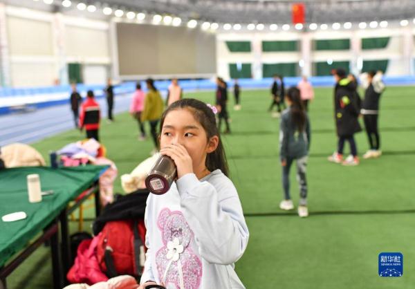 全民健身——冰上少年舞翩跹