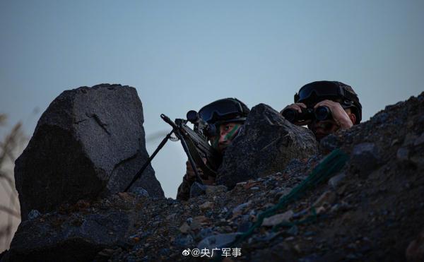 场面超燃！直击武警官兵反恐演练现场