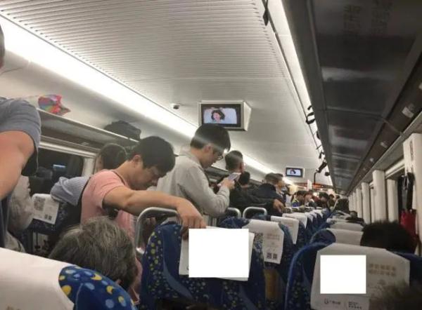 啥？高铁超员报警无法行驶！网友：第一次见，真不是地铁？