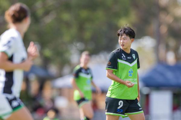 逐步适应澳联赛 春节队友送红包——专访中国女足球员吴澄舒