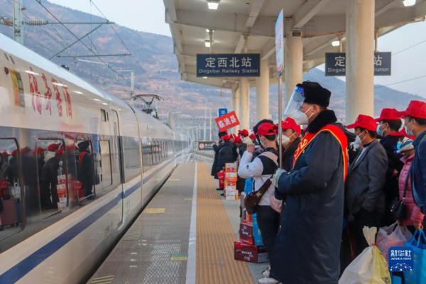 甘肃今年首趟免费返岗务工高铁专列发车