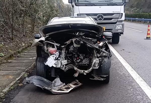 【警示】护栏贯穿驾驶室!场面太吓人了…… 【警示】护栏贯穿驾驶室!场面太吓人了……