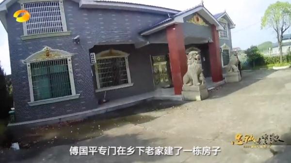 “敲开墙体一看，里面堆放着成箱成箱的现金！”他出镜忏悔落泪