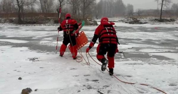 铁岭一老人横穿冰面掉入冰窟，消防紧急救援