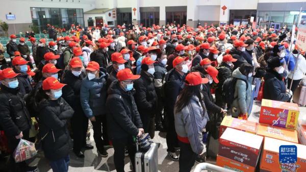 甘肃今年首趟免费返岗务工高铁专列发车