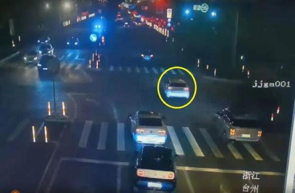 深夜,女子开着奔驰车要去轻生,车牌是…… 深夜,女子开着奔驰车要去轻生,车牌是……