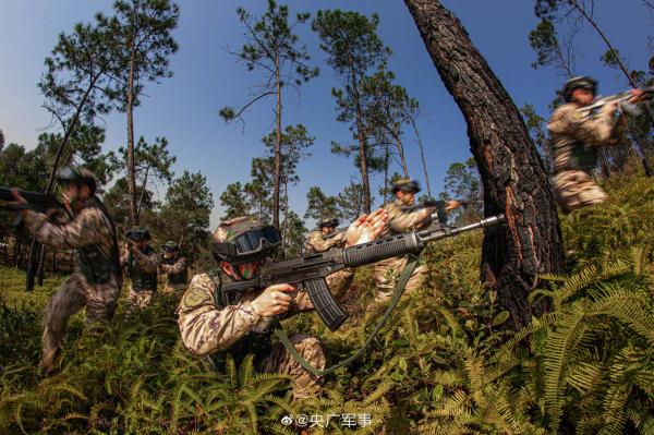 场面超燃！直击武警官兵反恐演练现场