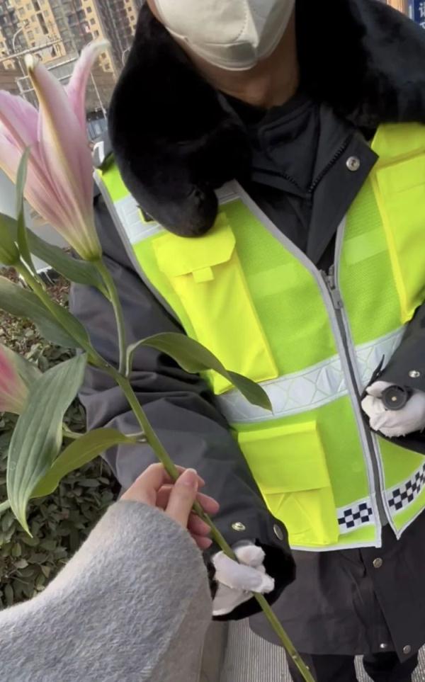 武汉一女子街头送花,只给陌生人 武汉一女子街头送花,只给陌生人